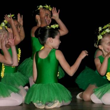 Academia de Danza Balancé niñas en obra de teatro