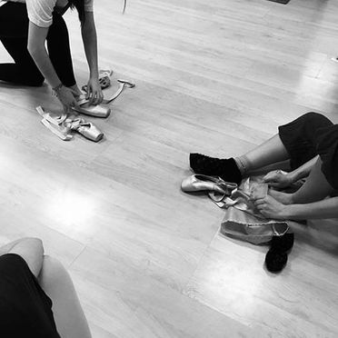 Academia de Danza Balancé mujeres con zapatos de ballet
