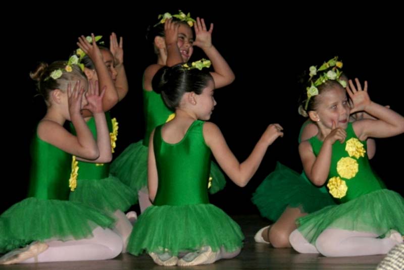 Academia de Danza Balancé niñas en obra de teatro